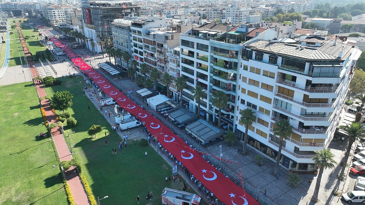 İzmirliler 350 metrelik dev bayrağı taşıyacak