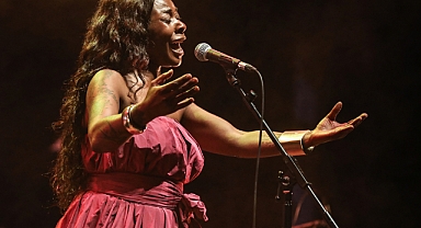 Üst Üste İki Gece Unutulmaz Performans