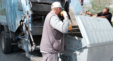 Bergama Belediyesi çöp konteynerlerini temizliyor
