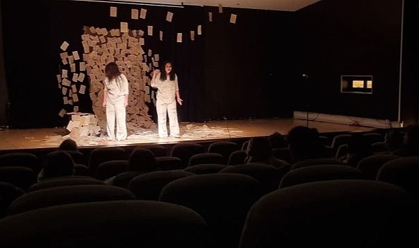 İzmir’de tiyatro şöleni yaşandı