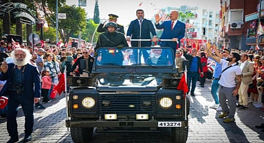 Menemen'de on binler Cumhuriyet aşkıyla yürüdü