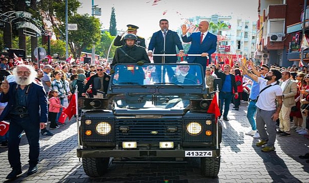 Menemen'de on binler Cumhuriyet aşkıyla yürüdü