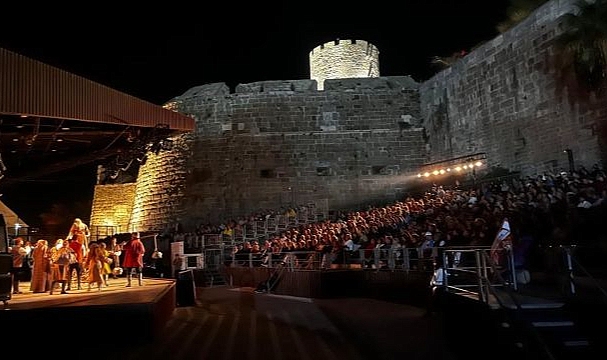 Deli Dumrul oyunu Bodrum Kalesi'nde ayakta alkışlandı