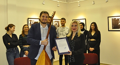 Ege’de “Aşık Veysel” fotoğraf sergisi ve müzik dinletisi ile anıldı