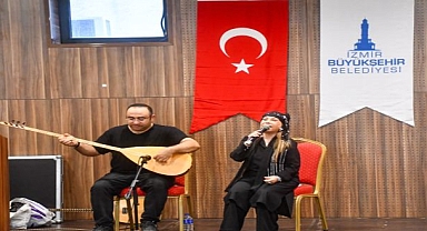 Huzurevi Bedia Akartürk’tün türküleri ile şenlendi