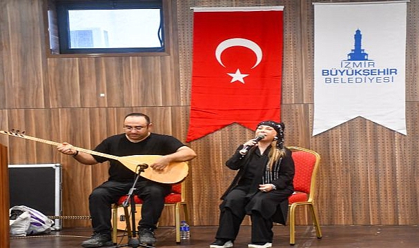 Huzurevi Bedia Akartürk’tün türküleri ile şenlendi