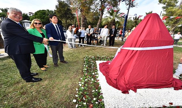 İzmir'de Miranda'nın büstü açıldı