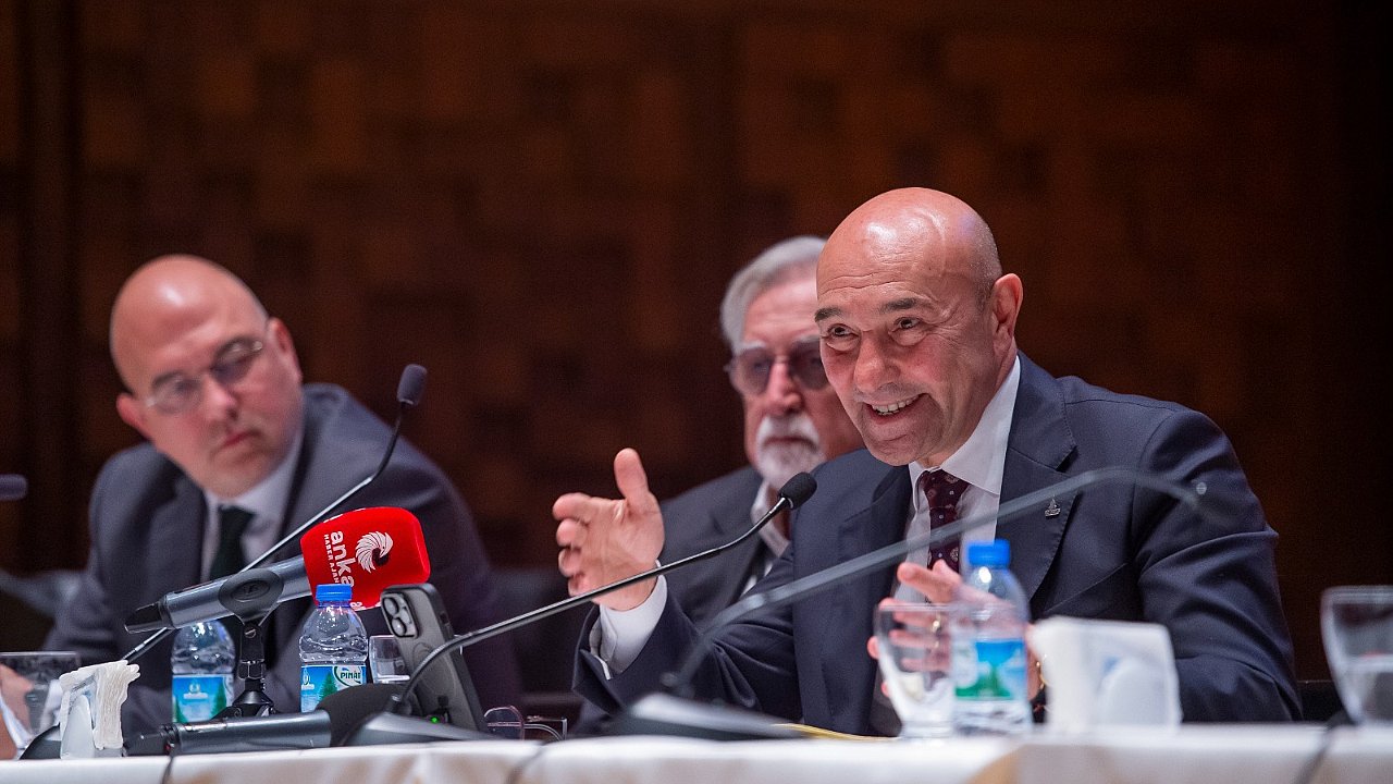 Kemeraltı çarşısı yılbaşına hazırlanıyor
