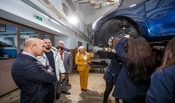 İzmir Büyükşehir Belediyesi, otomotiv sektörüne de kadın ustalar yetiştirdi