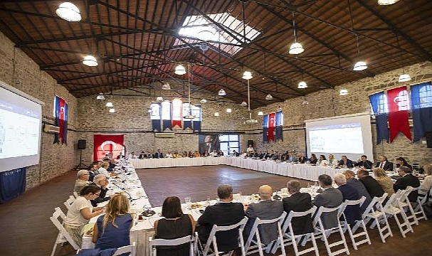 Bütün dünya dursa da biz durmayacağız