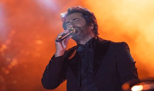 Mahsun Kırmızıgül sahne aldı