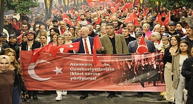 CUMHURİYET AŞKIYLA YÜRÜDÜ