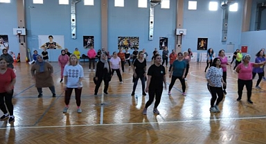 Ücretsiz Zumba Kursunda Buluşuyor