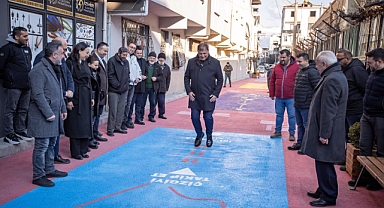  İzmir'de Kamusal Alanlar Yeniden Canlanıyor!