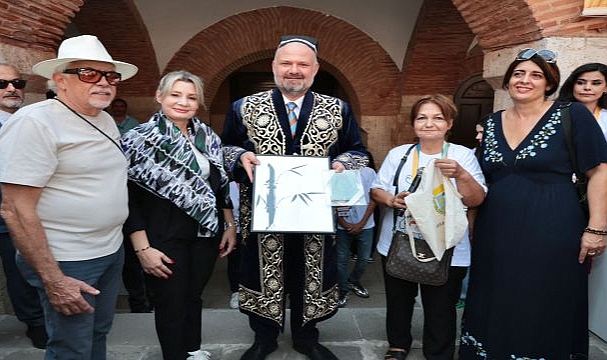 Başkan Pehlivan’a “Bilge İnsan” hediyesi