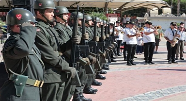 Geçit törenine yoğun katılım