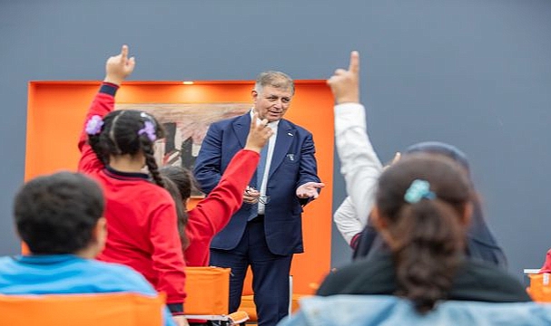 Başkan Tugay okudu, Kadifekaleli çocuklar dinledi