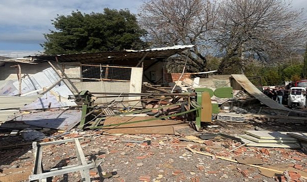 İzmir İtfaiyesi göçük altında kalan yurttaşı kurtardı