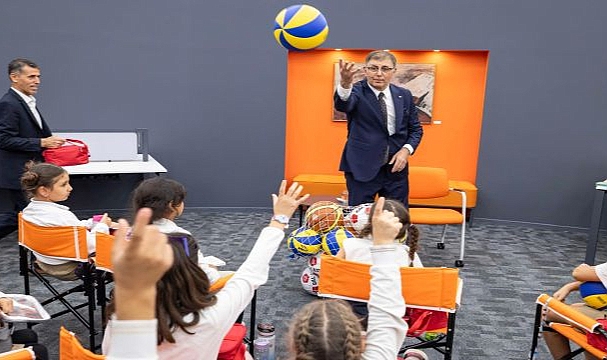 İzmirli çocuklar, Başkan Tugay’la okuma saatinde buluştu