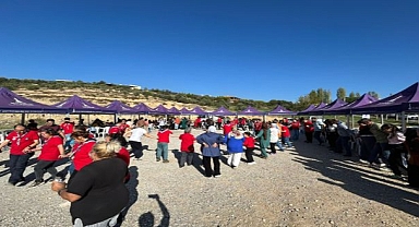 Engelli yurttaşlar ve yakınları zeytin hasadında buluştu