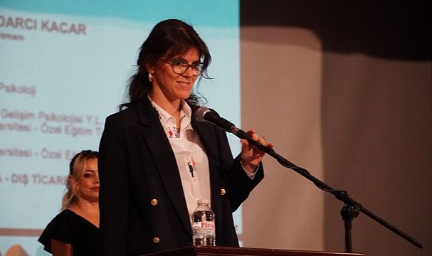 İş hayatına hazırlanan nöroçeşitli gençlerin mezuniyet sevinci