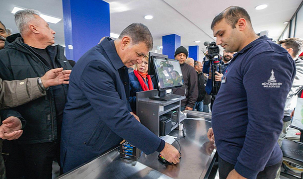 Başkan Tugay, “Dara düşen herkes bilsin ki, onlar için çalışan insanlar var”