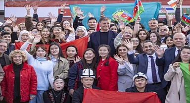 Başkan Tugay Dünya Türk Dili Ailesi Günü’nü öğrencilerle birlikte kutladı