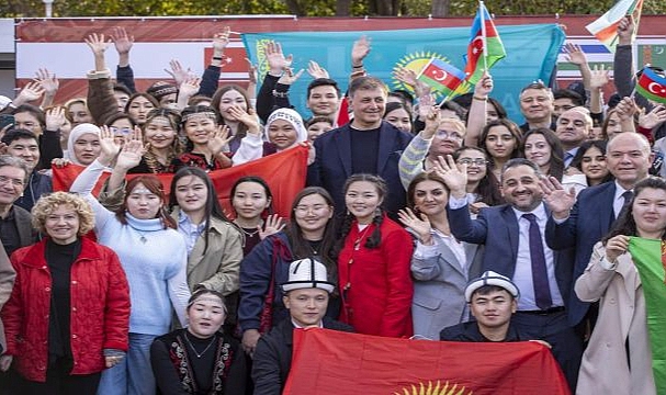 Başkan Tugay Dünya Türk Dili Ailesi Günü’nü öğrencilerle birlikte kutladı
