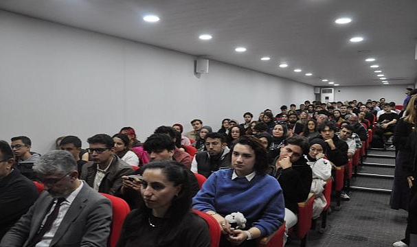 Duayen Savaş Muhabiri Coşkun Aral Egeli gençlerle buluştu