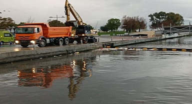 İzmir Büyükşehir Belediyesi ekipleri sağanak nedeniyle seferber oldu