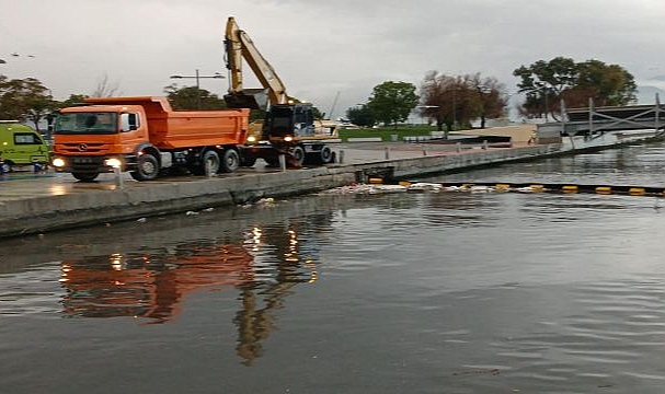 İzmir Büyükşehir Belediyesi ekipleri sağanak nedeniyle seferber oldu