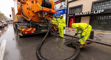 İzmir Büyükşehir Belediyesi ekipleri sağanak yağış ve fırtına nedeniyle seferber oldu