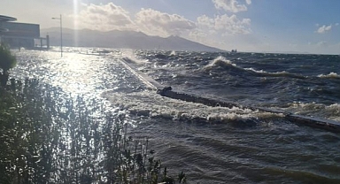 İzmir Büyükşehir Belediyesi ekiplerinin sağanak ve fırtına mesaisi