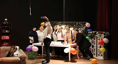 Menemenli oyuncular sahnede yıldızlaştı