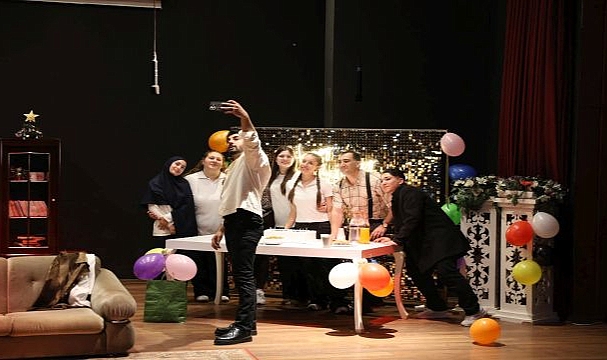 Menemenli oyuncular sahnede yıldızlaştı