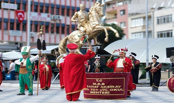 Pehlivan'dan 19 Mayıs mesajı: Gençliğin yanında olmak, geleceğe sahip çıkmaktır